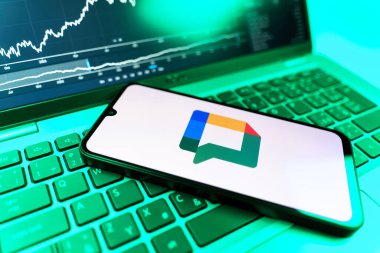 Prag, Çek Cumhuriyeti - 09 02 2025: Google Chat logosunu gösteren dizüstü bilgisayarlı telefon. Google Chat mesajlaşma ve takım işbirliği için bir platformdur.