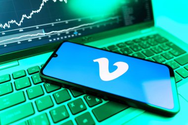 Prag, Çek Cumhuriyeti - 09 02 2025: Vimeo logosunu gösteren dizüstü bilgisayarlı telefon. Vimeo, yüksek kaliteli video sunucu ve paylaşımı için bir platformdur.