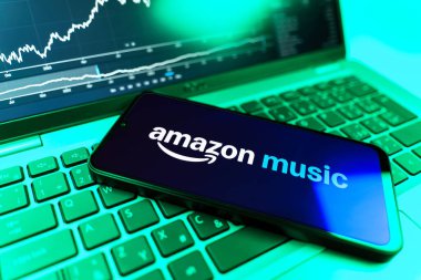 Prag, Çek Cumhuriyeti - 09 02 2025: Amazon Müzik logosunu gösteren dizüstü bilgisayarlı telefon. Amazon Müzik müzik müzik için bir platformdur..