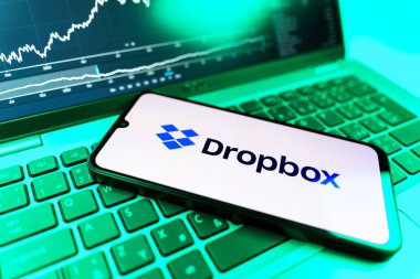 Prag, Çek Cumhuriyeti - 09 02 2025: Dropbox logosunu gösteren dizüstü bilgisayarlı telefon. Dropbox bulut depolama ve dosya paylaşımı için bir platformdur.