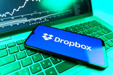 Prag, Çek Cumhuriyeti - 09 02 2025: Dropbox logosunu gösteren dizüstü bilgisayarlı telefon. Dropbox bulut depolama ve dosya paylaşımı için bir platformdur.