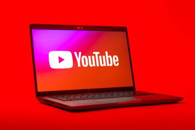 Prag, Çek Cumhuriyeti - 05: 18 2025: Youtube logosunu gösteren bir dizüstü bilgisayarın düşük açılı görüntüsü. Youtube dünya çapında videoları izlemek ve paylaşmak için bir platform.