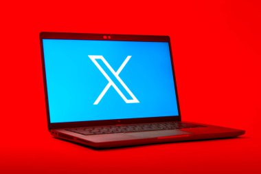 Prag, Çek Cumhuriyeti - 05: 18 2025: X logosunu gösteren bir dizüstü bilgisayarın düşük açılı görüntüsü. X, kısa gönderileri ve güncellemeleri paylaşmak için bir platformdur.