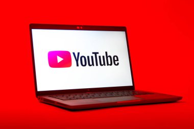 Prag, Çek Cumhuriyeti - 05: 18 2025: Youtube logosunu gösteren bir dizüstü bilgisayarın düşük açılı görüntüsü. Youtube dünya çapında videoları izlemek ve paylaşmak için bir platform.