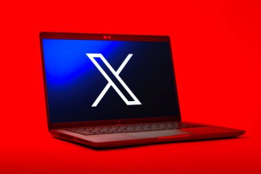 Prag, Çek Cumhuriyeti - 05: 18 2025: X logosunu gösteren bir dizüstü bilgisayarın düşük açılı görüntüsü. X, kısa gönderileri ve güncellemeleri paylaşmak için bir platformdur.