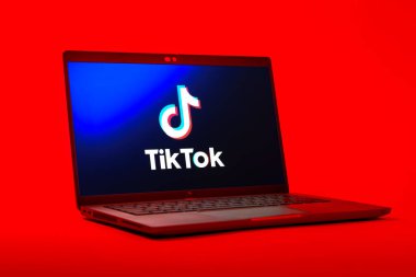 Prag, Çek Cumhuriyeti - 05: 18 2025: TikTok logosunu gösteren bir dizüstü bilgisayarın düşük açılı görüntüsü. TikTok kısa, yaratıcı ve viral video platformu.