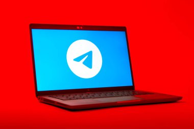 Prag, Çek Cumhuriyeti - 05: 18 2025: Telegram logosunu gösteren bir dizüstü bilgisayarın düşük açılı görüntüsü. Telgraf hızlı ve güvenli iletiler için bir uygulamadır.