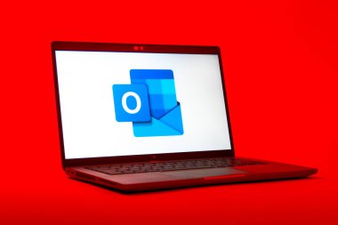 Prag, Çek Cumhuriyeti - 05: 18 2025: Outlook logosunu gösteren bir dizüstü bilgisayarın düşük açılı görüntüsü. Outlook iletileri göndermek ve yönetmek için bir e- posta platformudur.