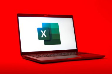 Prag, Çek Cumhuriyeti - 05: 18 2025: Excel logosunu gösteren bir dizüstü bilgisayarın düşük açılı görüntüsü. Excel, tablo, veri analizi ve hesaplamalar için bir yazılımdır..