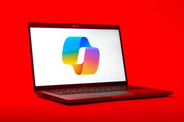 Prag, Çek Cumhuriyeti - 05: 18 2025: Copilot logosunu gösteren bir dizüstü bilgisayarın düşük açılı görüntüsü. Copilot, üretkenlik yardımı için yazılıma entegre edilmiş bir yapay zeka asistanıdır..