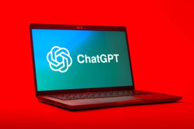 Prag, Çek Cumhuriyeti - 05: 18 2025: ChatGPT logosunu gösteren bir dizüstü bilgisayarın düşük açılı görüntüsü. ChatGPT metin üretmek ve soruları cevaplamak için bir yapay zeka sohbet robotudur..
