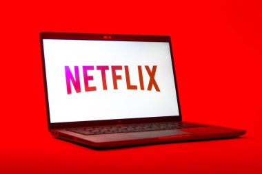 Prag, Çek Cumhuriyeti - 05: 18 2025: Netflix logosunu gösteren bir dizüstü bilgisayarın düşük açılı görüntüsü. Netflix sinema ve televizyon programları için bir yayın platformudur..