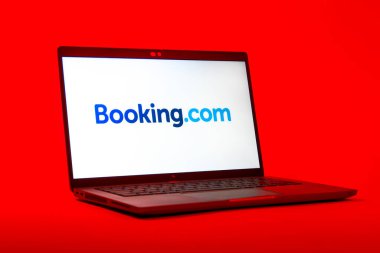 Prag, Çek Cumhuriyeti - 05: 18 2025: Booking.com logosunu gösteren bir dizüstü bilgisayarın düşük açılı görüntüsü. Rezervasyon, otel bulmak ve rezervasyon yaptırmak için bir platformdur..