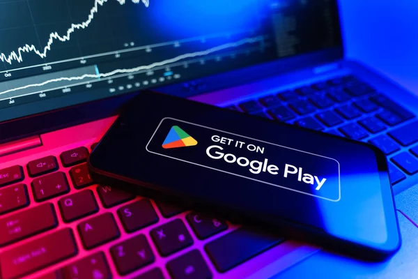 Prag, Çek Cumhuriyeti - 09 02 2025: Google Play logosunu gösteren dizüstü bilgisayarlı telefon. Google Play uygulamaları, oyunları ve dijital içeriği indirmek için bir platformdur.