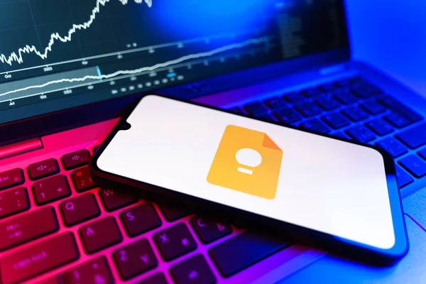 Prag, Çek Cumhuriyeti - 09 02 2025: Google Keep logosunu gösteren dizüstü bilgisayarlı telefon. Google Keep notlar, listeler ve hatırlatıcılar için bir platformdur.