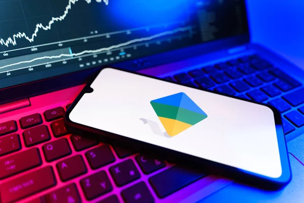 Prag, Çek Cumhuriyeti - 09 02 2025: Google Family Link logosunu gösteren dizüstü bilgisayarlı telefon. Google Family Link ebeveyn denetimi ve çocuk hesabı yönetimi için bir platformdur.