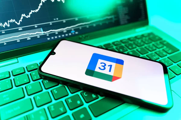 Prag, Çek Cumhuriyeti - 09 02 2025: Google Takvim logosunu gösteren dizüstü bilgisayarlı telefon. Google Takvimi olayları zamanlamak ve yönetmek için bir platformdur.