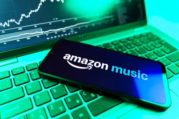 Prag, Çek Cumhuriyeti - 09 02 2025: Amazon Müzik logosunu gösteren dizüstü bilgisayarlı telefon. Amazon Müzik müzik müzik için bir platformdur..