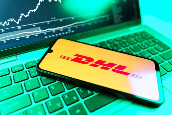 Prag, Çek Cumhuriyeti - 09 02 2025: DHL logosunu gösteren dizüstü bilgisayarlı telefon. DHL uluslararası nakliye hizmeti sunan bir lojistik şirketidir..