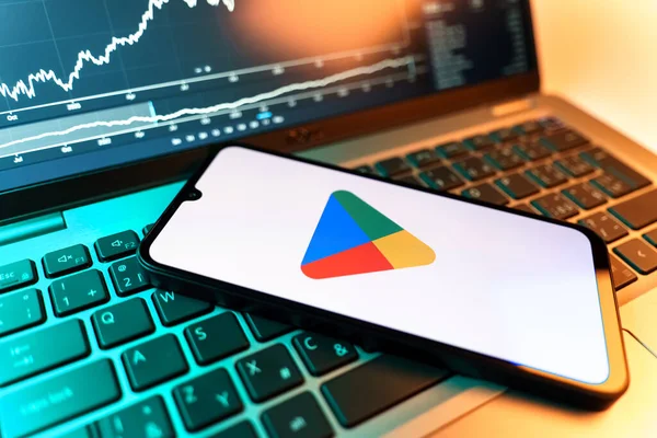 Prag, Çek Cumhuriyeti - 09 02 2025: Google Play logosunu gösteren dizüstü bilgisayarlı telefon. Google Play uygulamaları, oyunları ve dijital içeriği indirmek için bir platformdur.