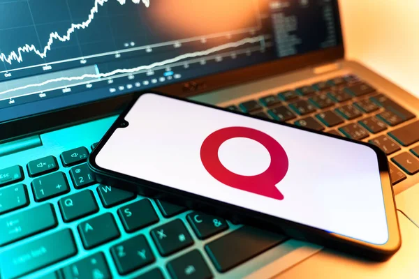 Prag, Çek Cumhuriyeti - 09 02 2025: telefon bilgisayarda Quora logosunu gösteriyor. Quora soru sormak ve bilgi paylaşmak için bir platformdur..