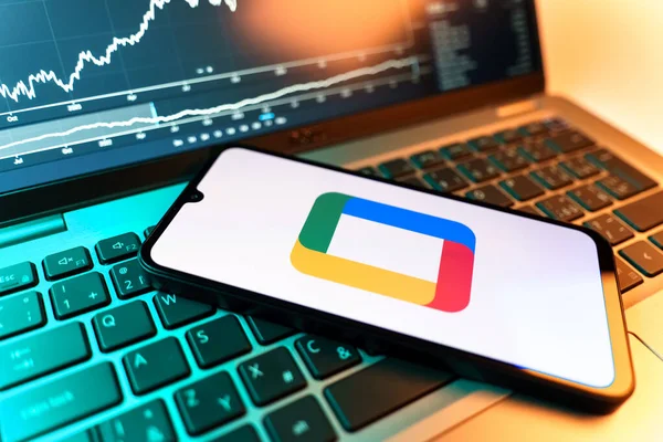 Prag, Çek Cumhuriyeti - 09 02 2025: Google TV logosunu gösteren dizüstü bilgisayarlı telefon. Google TV film, program ve uygulamalar için bir platformdur..