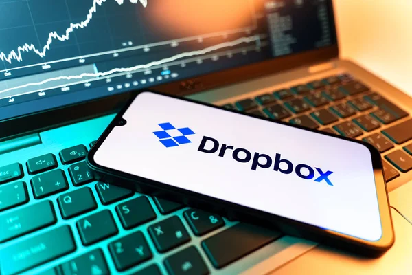 Prag, Çek Cumhuriyeti - 09 02 2025: Dropbox logosunu gösteren dizüstü bilgisayarlı telefon. Dropbox bulut depolama ve dosya paylaşımı için bir platformdur.