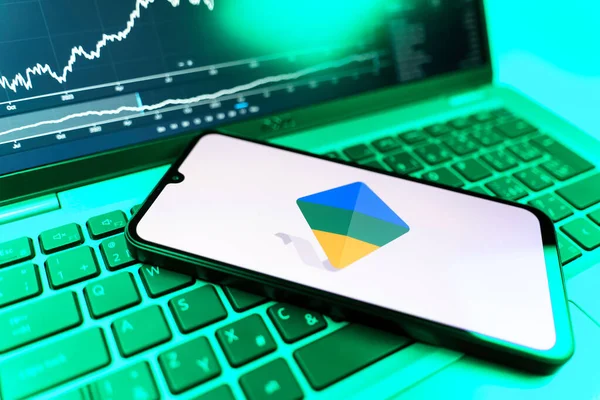 Prag, Çek Cumhuriyeti - 09 02 2025: Google Family Link logosunu gösteren dizüstü bilgisayarlı telefon. Google Family Link ebeveyn denetimi ve çocuk hesabı yönetimi için bir platformdur.