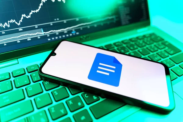 Prag, Çek Cumhuriyeti - 09 02 2025: Google Docs logosunu gösteren dizüstü bilgisayarlı telefon. Google Docs metin belgeleri oluşturmak ve düzenlemek için bir platformdur.