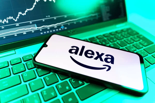 Prag, Çek Cumhuriyeti - 09 02 2025, dizüstü bilgisayarda Alexa 'nın logosu görünüyor. Alexa akıllı aygıtlar ve servisler için ses asistanıdır.