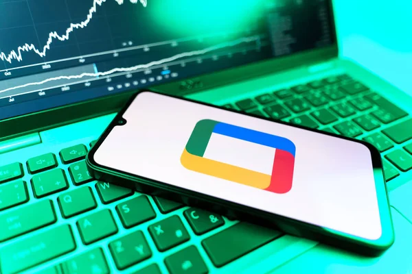 Prag, Çek Cumhuriyeti - 09 02 2025: Google TV logosunu gösteren dizüstü bilgisayarlı telefon. Google TV film, program ve uygulamalar için bir platformdur..