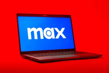 Prag, Çek Cumhuriyeti - 05: 18 2025: Max logosunu gösteren dizüstü bilgisayarın düşük açılı görüntüsü. Max, filmler, TV programları ve özgün içerikler için bir yayın platformudur..