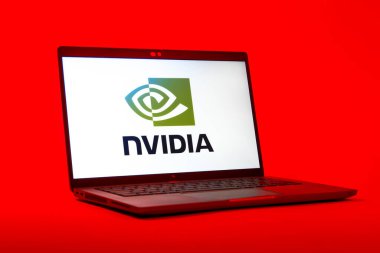 Prag, Çek Cumhuriyeti - 05: 18 2025: NVIDIA logosunu gösteren bir dizüstü bilgisayarın düşük açılı görüntüsü. NVIDIA, GPU ve yapay zeka donanımı alanında uzmanlaşmış bir teknoloji şirketidir..