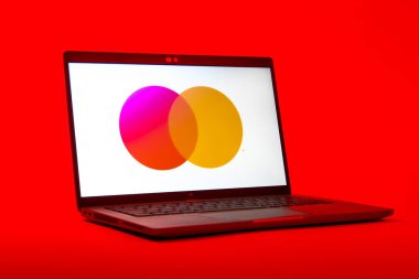 Prag, Çek Cumhuriyeti - 05: 18 2025: Mastercard logosunu gösteren bir dizüstü bilgisayarın düşük açılı görüntüsü. Mastercard ödeme kartları ve hizmetler sağlayan bir finans şirketidir..