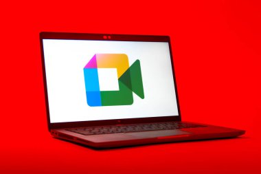 Prag, Çek Cumhuriyeti - 05: 18 2025: Google Meet logosunu gösteren bir dizüstü bilgisayarın düşük açılı görüntüsü. Google Meet video toplantıları ve çevrimiçi işbirliği için bir platformdur.