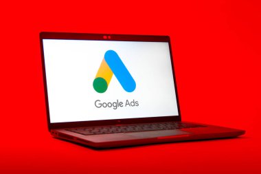 Prag, Çek Cumhuriyeti - 05: 18 2025: Google Ads logosunu gösteren bir dizüstü bilgisayarın düşük açılı görüntüsü. Google Reklamları, çevrimiçi reklamlar yaratmak ve yönetmek için bir platformdur.