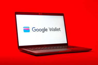 Prag, Çek Cumhuriyeti - 05: 18 2025: Google Cüzdan logosunu gösteren bir dizüstü bilgisayarın düşük açılı görüntüsü. Google Cüzdanı dijital ödeme yöntemlerini depolamak ve kullanmak için bir platformdur.