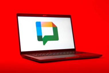 Prag, Çek Cumhuriyeti - 05: 18 2025: Google Chat logosunu gösteren bir dizüstü bilgisayarın düşük açılı görüntüsü. Google Chat mesajlaşma ve takım işbirliği için bir platformdur.