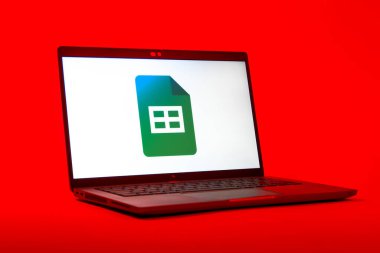 Prag, Çek Cumhuriyeti - 05: 18 2025: Google Sheets logosunu gösteren bir dizüstü bilgisayarın düşük açılı görüntüsü. Google Sayfalar tablo oluşturmak ve yönetmek için bir platformdur.