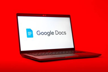 Prag, Çek Cumhuriyeti - 05: 18 2025: Google Docs logosunu gösteren bir dizüstü bilgisayarın düşük açılı görüntüsü. Google Docs metin belgeleri oluşturmak ve düzenlemek için bir platformdur.