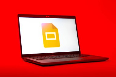 Prag, Çek Cumhuriyeti - 05: 18 2025: Google Slides logosunu gösteren bir dizüstü bilgisayarın düşük açılı görüntüsü. Google Slides sunumlar ve slayt gösterileri oluşturmak için bir platformdur.