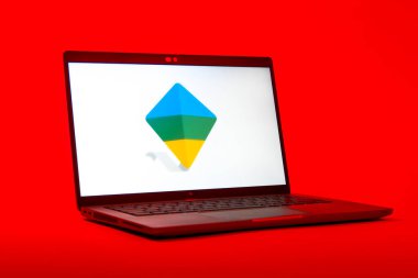 Prag, Çek Cumhuriyeti - 05: 18 2025: Google Family Link logosunu gösteren bir dizüstü bilgisayarın düşük açılı görüntüsü. Google Family Link ebeveyn denetimi ve çocuk hesabı yönetimi için bir platformdur.