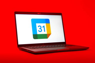 Prag, Çek Cumhuriyeti - 05: 18 2025: Google Takvim logosunu gösteren bir dizüstü bilgisayarın düşük açılı görüntüsü. Google Takvimi olayları zamanlamak ve yönetmek için bir platformdur.