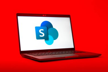 Prag, Çek Cumhuriyeti - 05: 18 2025: Microsoft Sharepoint logosunu gösteren bir dizüstü bilgisayarın düşük açılı görüntüsü. Microsoft Sharepoint işbirliği ve belge yönetimi için bir platformdur.