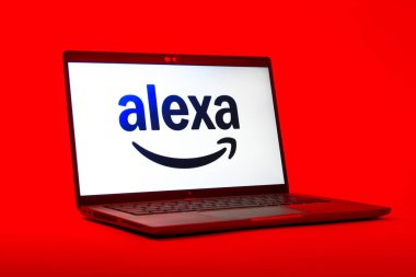 Prag, Çek Cumhuriyeti - 05: 18 2025: Alexa logosunu gösteren dizüstü bilgisayarın düşük açılı görüntüsü. Alexa akıllı aygıtlar ve servisler için ses asistanıdır.