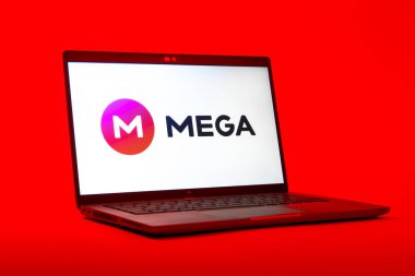 Prag, Çek Cumhuriyeti - 05: 18 2025: Mega logosunu gösteren dizüstü bilgisayarın düşük açılı görüntüsü. Mega şifreli dosya paylaşımı ile bulut depolama platformu.