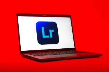 Prag, Çek Cumhuriyeti - 05: 18 2025: Lightroom logosunu gösteren bir dizüstü bilgisayarın düşük açılı görüntüsü. Lightroom fotoğraf düzenleme ve yönetim için bir yazılımdır..