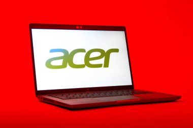 Prag, Çek Cumhuriyeti - 05: 18 2025: Acer logosunu gösteren bir dizüstü bilgisayarın düşük açılı görüntüsü. Acer bilgisayar ve elektronik üreten bir teknoloji şirketidir..