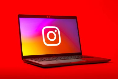 Prag, Çek Cumhuriyeti - 05: 18 2025: Instagram logosunu gösteren bir dizüstü bilgisayarın düşük açılı görüntüsü. Instagram fotoğraf ve video paylaşımı için bir sosyal medya platformudur..