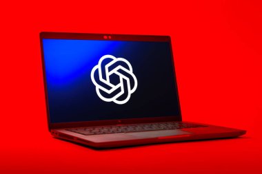 Prag, Çek Cumhuriyeti - 05: 18 2025: OpenAI logosunu gösteren bir dizüstü bilgisayarın düşük açılı görüntüsü. OpenAI, yapay zeka modelleri ve uygulamaları geliştiren bir platformdur..